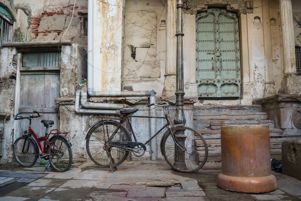 Paint By Numbers | Ahmadābād - Black City Bike Parked Beside White Concrete Building During Daytime - Custom Paint By Numbers