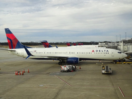 Paint By Numbers | White, Red, And Blue Delta Passenger Plane - Custom Paint By Numbers